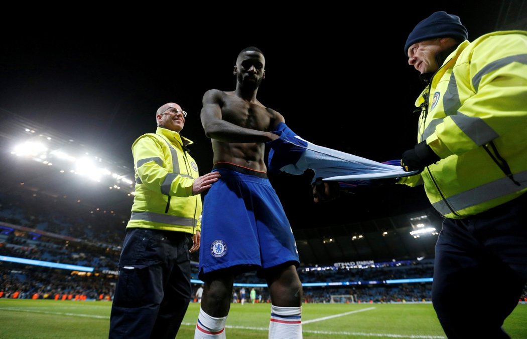 Smutný stoper Chelsea Antonio Rüdiger se šel omluvit fanouškům