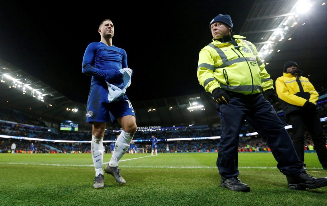 Eden Hazard daroval příznivcům Chelsea svůj dres