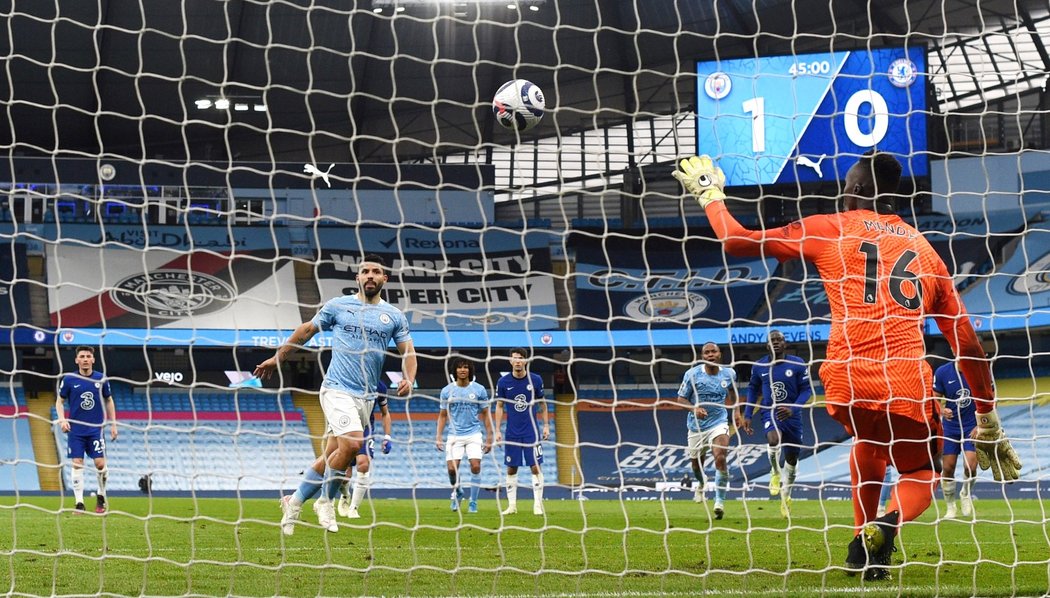 Édouard Mendy si na penaltu Sergia Agüera v klidu počíhal