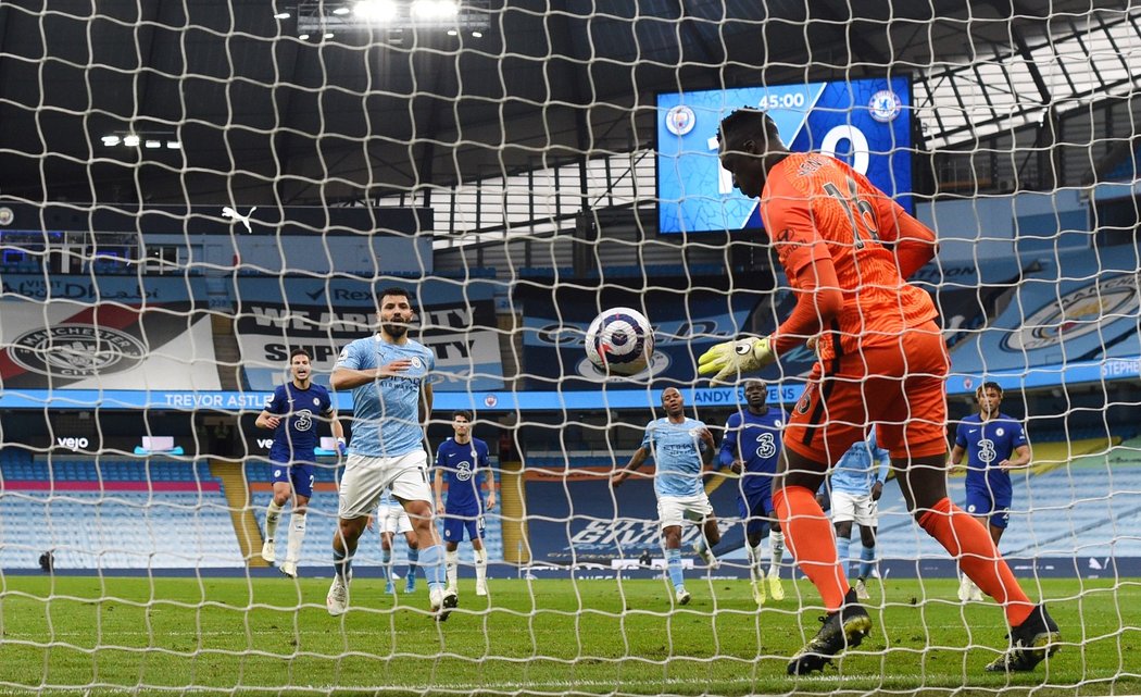 Édouard Mendy si na penaltu Sergia Agüera v klidu počíhal