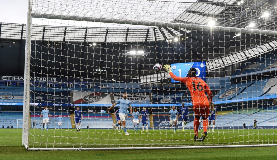 Sergio Agüero mohl poslat City do vedení 2:0, penaltu ale neproměnil...