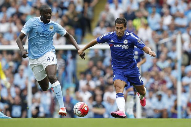 Yaya Toure bojuje s Edenem Hazardem o míč Yaya Toure bojuje s Edenem Hazardem o míč