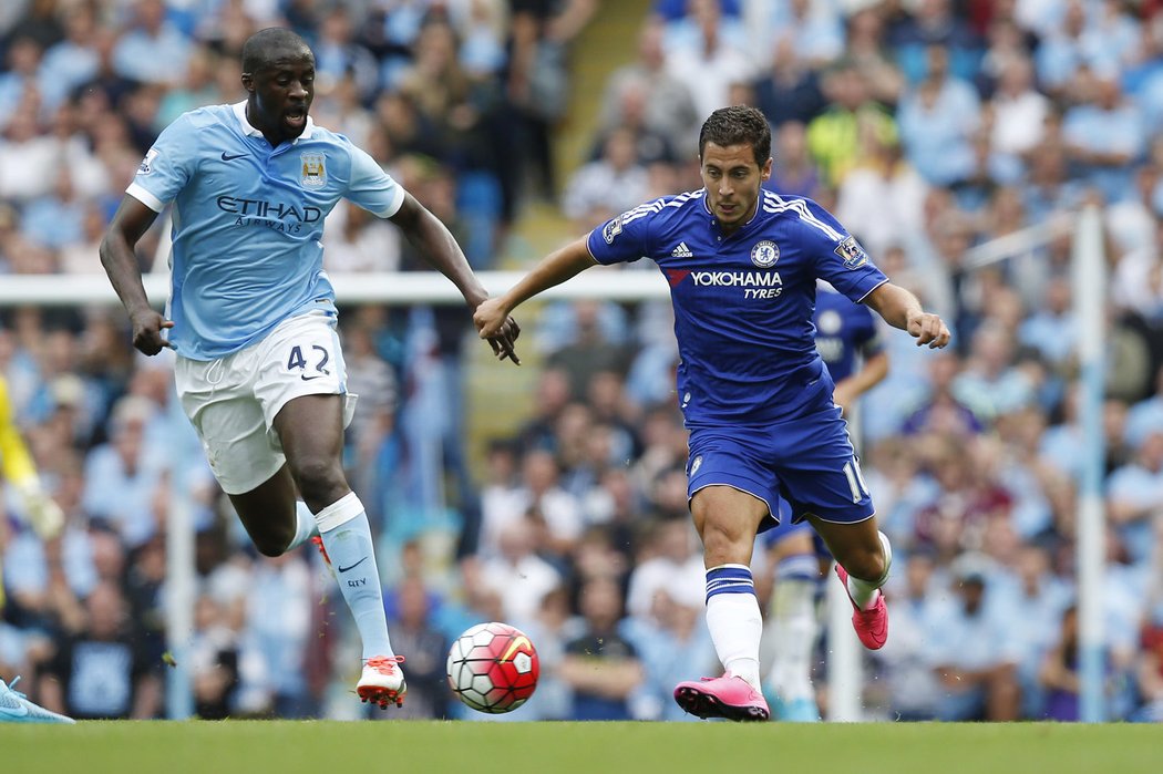 Yaya Toure bojuje s Edenem Hazardem o míč