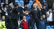 Manažeři Chelsea Conte a Manchesteru City Guardiola se po závěrečném hvizdu vyhroceného šlágru Premier League pozdravili.