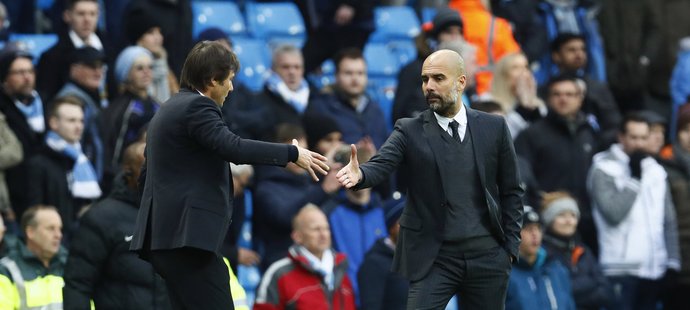 Manažeři Chelsea Conte a Manchesteru City Guardiola se po závěrečném hvizdu vyhroceného šlágru Premier League pozdravili.