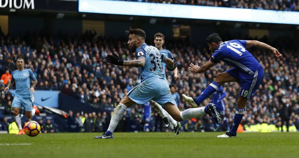 Digeo Costa střílí gól Chelsea na hřišti Manchesteru City ve šlágru Premier League.