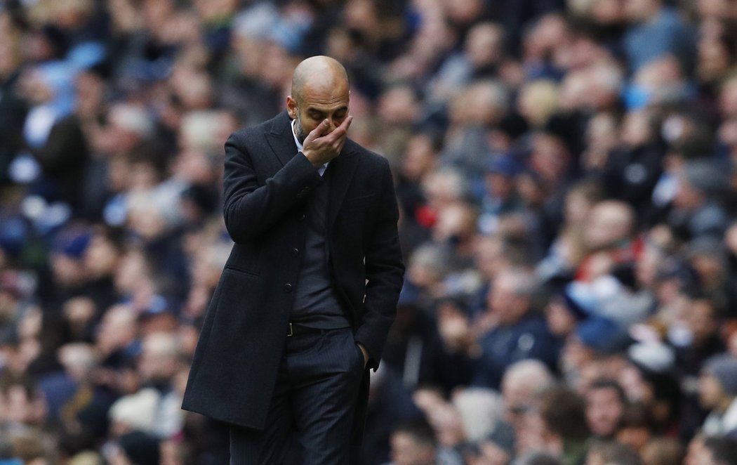 Zklamaný manažer Manchesteru City Pep Guardiola při utkání Premier League proti Chelsea.