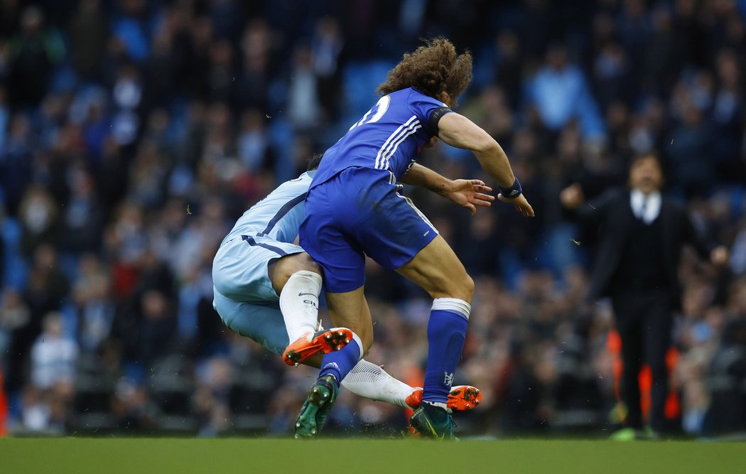 Útočník Manchesteru City Sergio Agüero ostře fauloval Davida Luize v závěru šlágru Premier League. Viděl za to červenou kartu, předčasně do kabin jej následoval i spoluhráč Fernandinho.