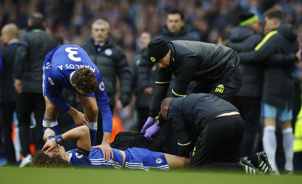 Fotbalistu Chelsea Davida Luize ošetřují poté, co jej ve šlágru Premier League ošklivě fauloval útočník Manchesteru City Sergio Agüero.