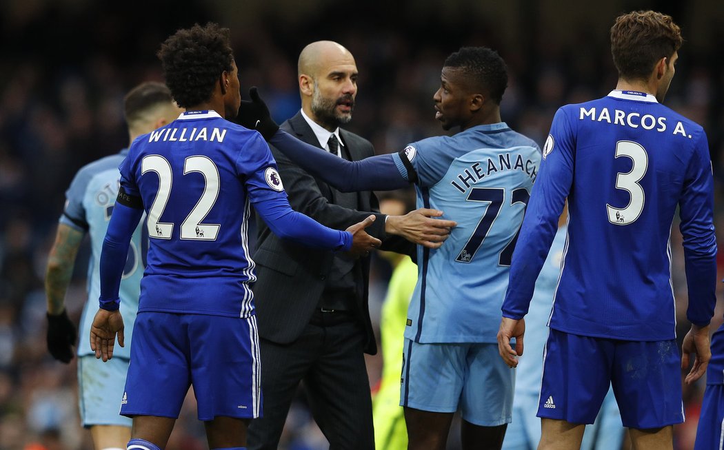 Emoce v koncovce šlágru Premier League mezi Manchesterem City a Chelsea na hřišti krotil i manažer Citizens Pep Guardiola.