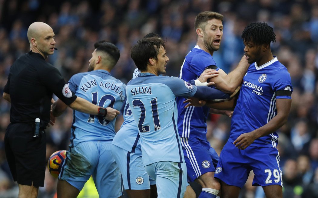 Závěr šlágru Premier League mezi Manchesterem City a Chelsea ovládly emoce. Na hřišti byla k vidění strkanice fotbalistů, dvě červené karty pro Citizens.