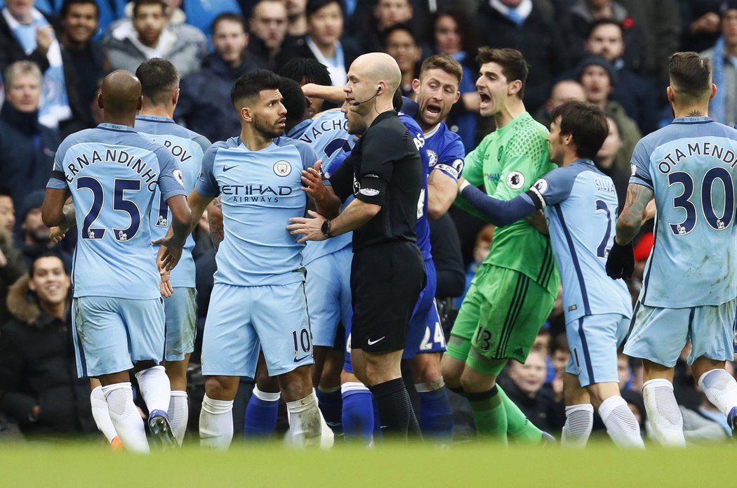 Kosa Sergia Agüera na Davida Luize z Chelsea odstartovala divokou koncovku šlágru Premier League na hřišti Manchesteru City. Padly i dvě červené karty.