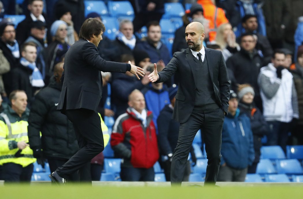 Manažeři Chelsea Conte a Manchesteru City Guardiola se po závěrečném hvizdu vyhroceného šlágru Premier League pozdravili.