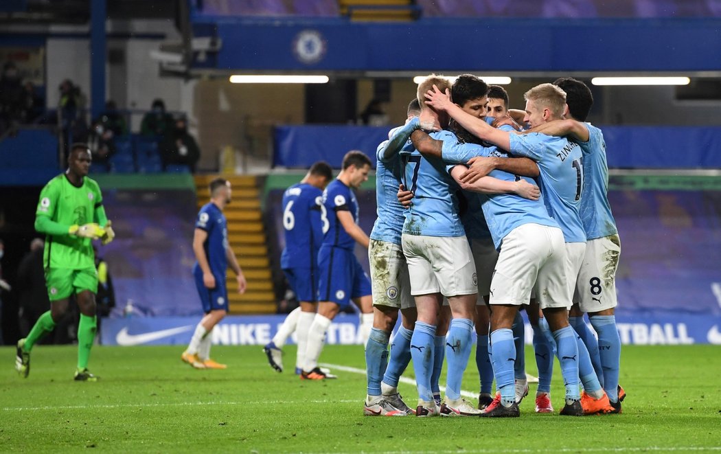 Radost fotbalistů Manchesteru City z branky do sítě Chelsea