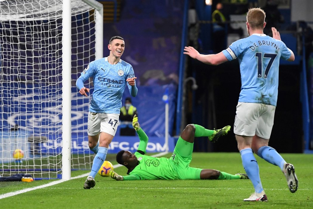 Radost fotbalistů Manchesteru City z branky do sítě Chelsea