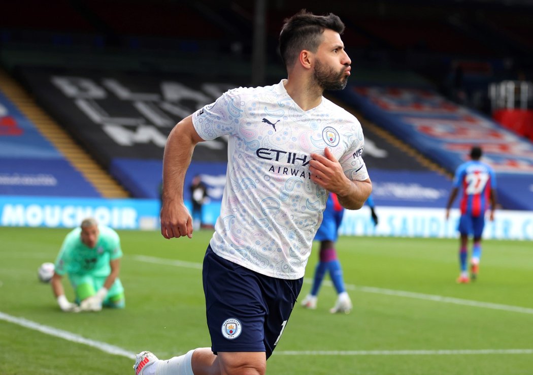 Útočník Manchesteru City Sergio Agüero se raduje z branky do sítě Crystal Palace