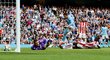 David Silva střílí jednu ze svých dvou branek při výhře 7:2 nad Stoke