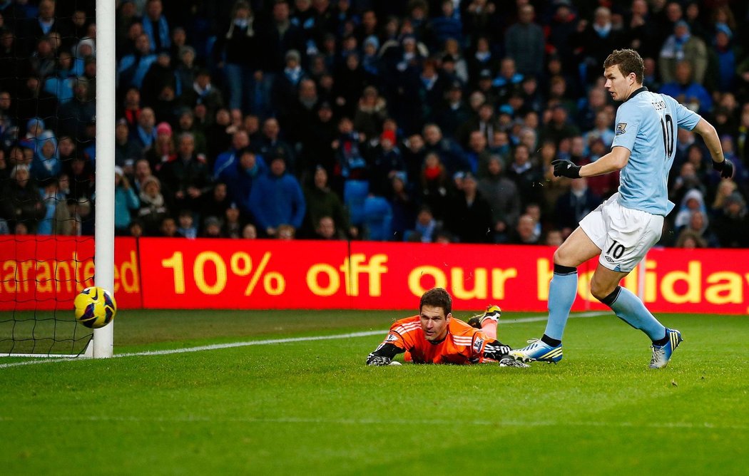 Útočník Edin Džeko střílí druhou branku Manchesteru City v zápase proti Stoke City. Úřadující anglický mistr vyhrál 3:0