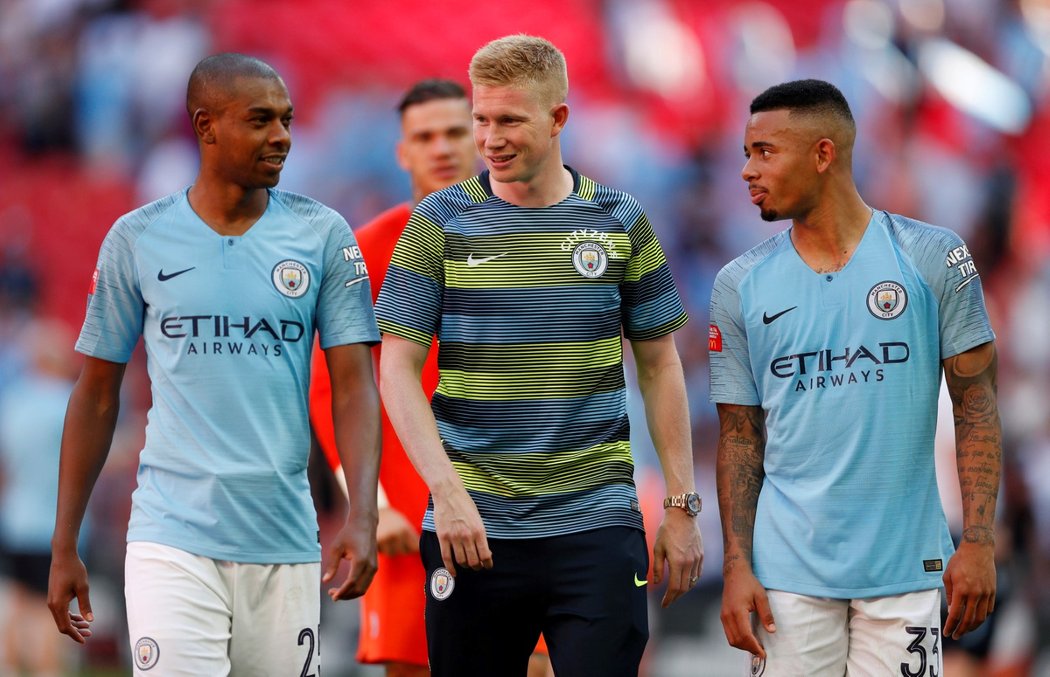 Fernandinho, Kevin De Bruyne a Gabriel Jesus po výhře community shield trophy