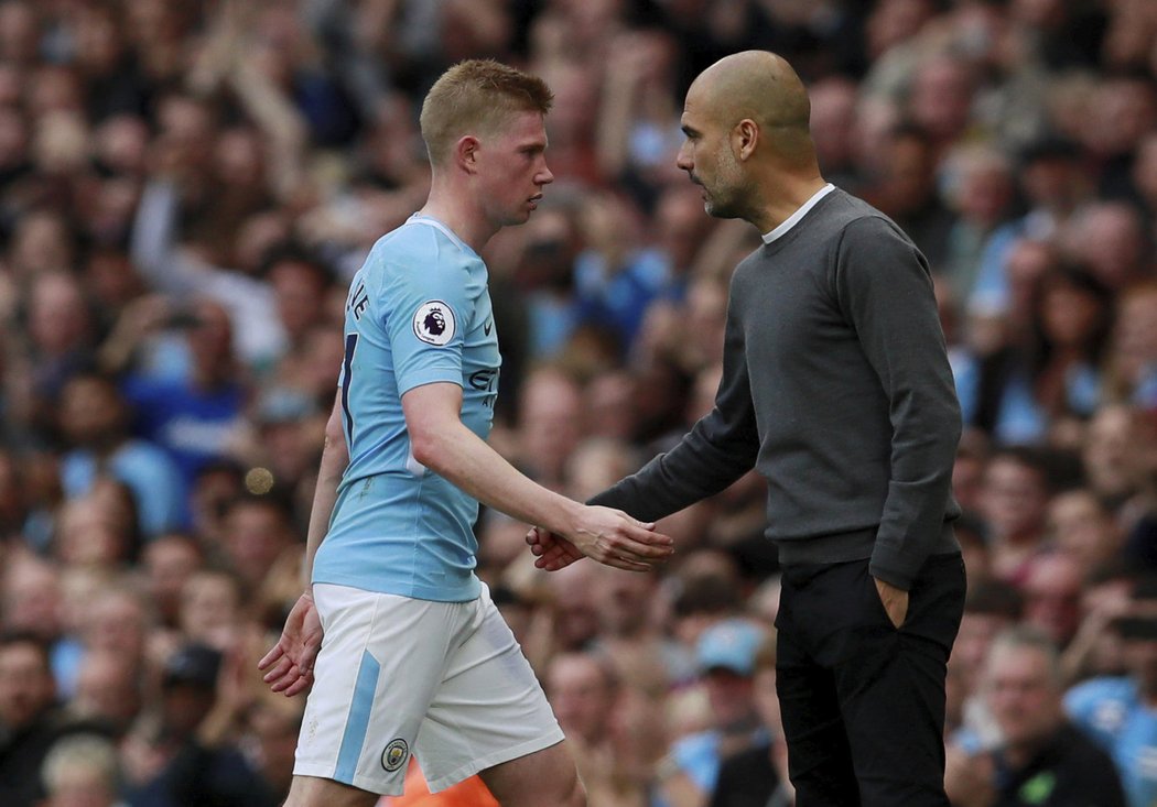 Kevin de Bruyne a Pep Guardiola, duo, které táhne Manchester City za titulem