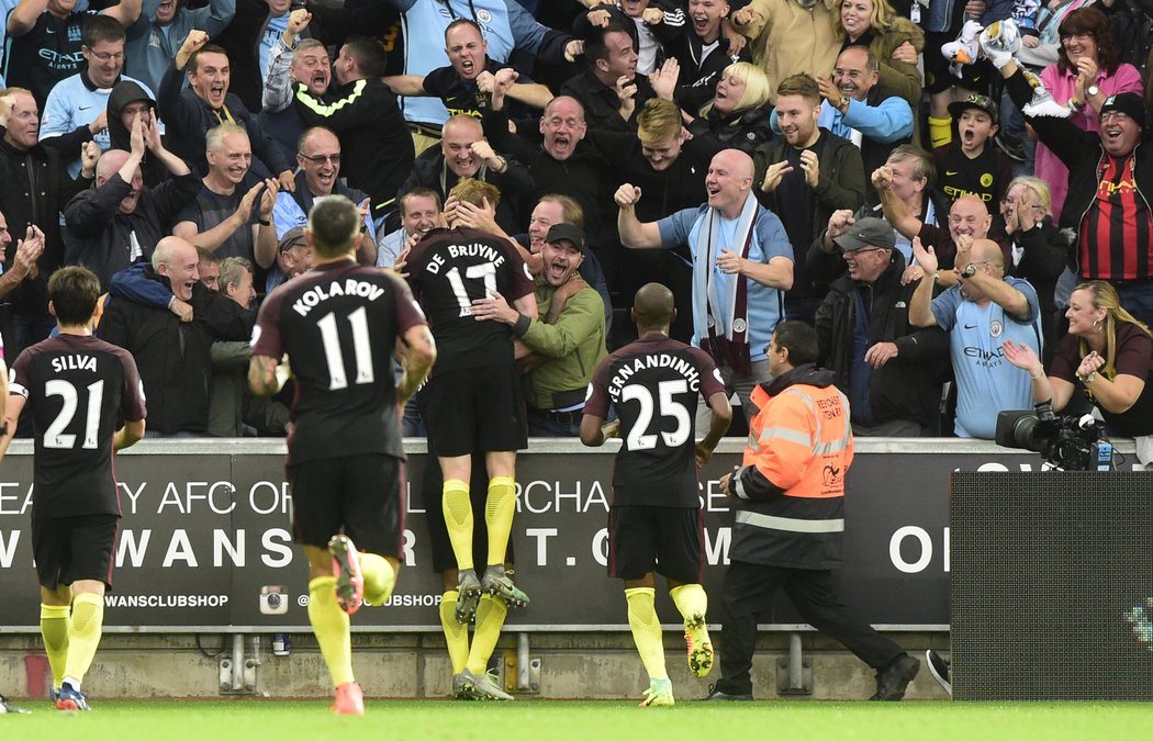 Hráči Manchesteru City slaví jednu z branek do sítě Swansea