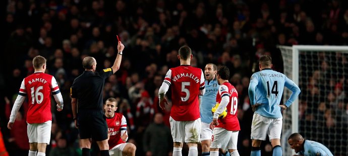 Stoper Manchesteru City Vincent Kompany viděl při zápase na půdě Arsenalu červenou kartu. Kouč Citizens Mancini zuřil, sudí Dean prý vyloučil hráče neoprávněně