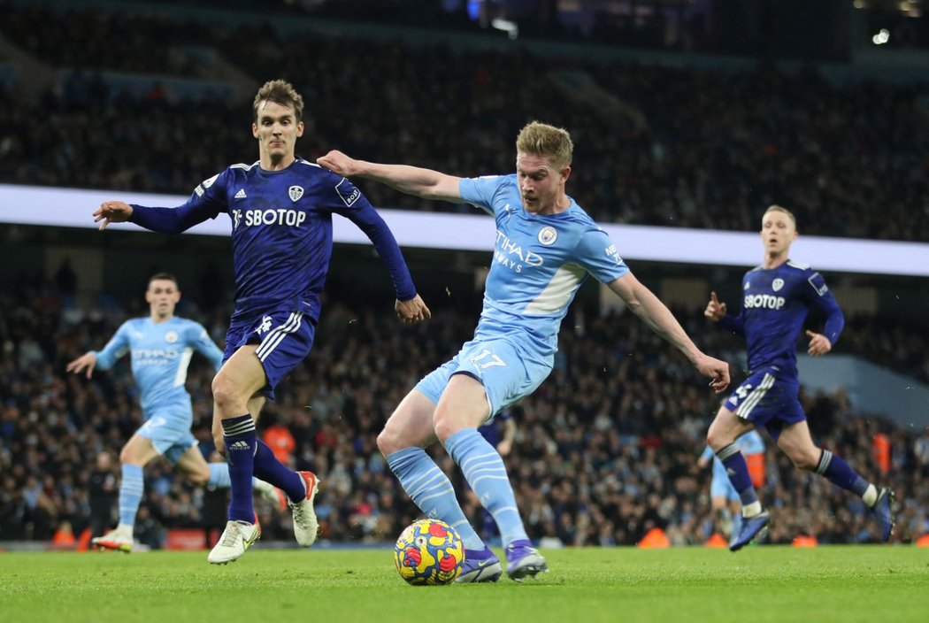 Záložník Manchesteru City Kevin de Bruyne střílí branku v zápase proti Leedsu