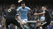 Útočník Manchesteru City Sergio Agüero se snaží prosadit přes obránce Leicesteru