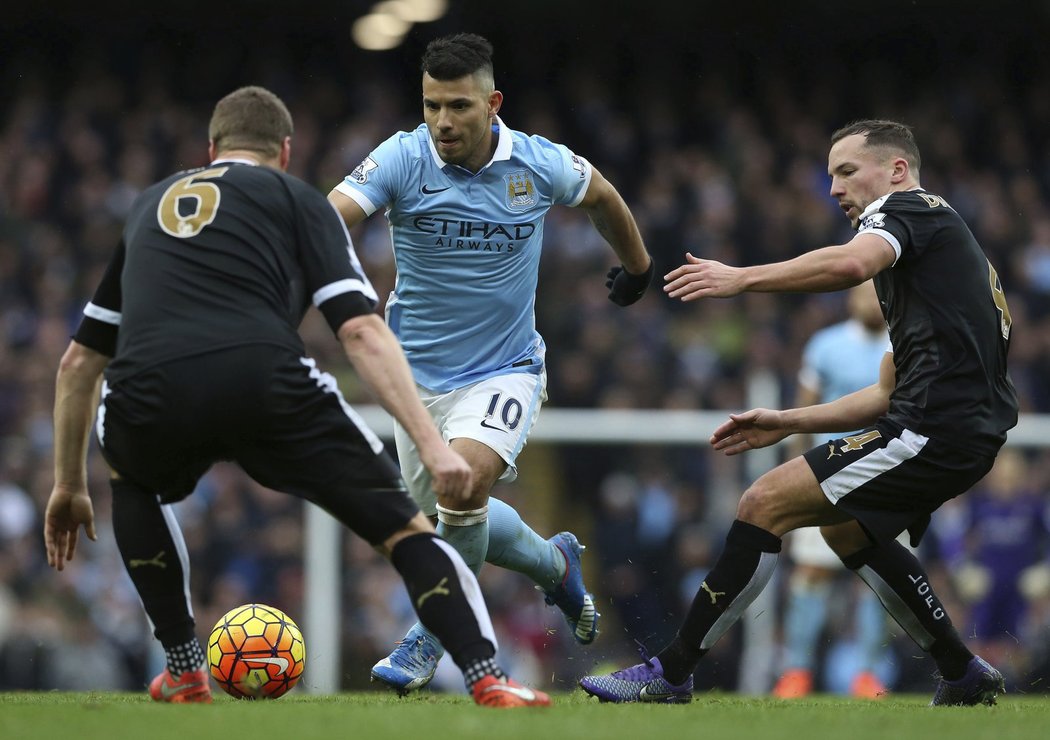 Útočník Manchesteru City Sergio Agüero se snaží prosadit přes obránce Leicesteru