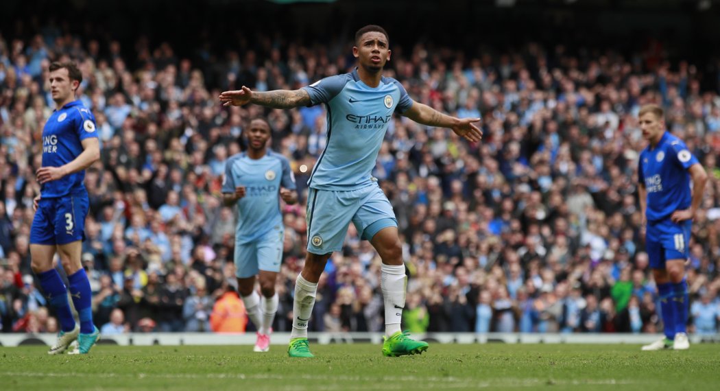 Útočník Manchesteru City Gabriel Jesus slaví gól do sítě Leicesteru