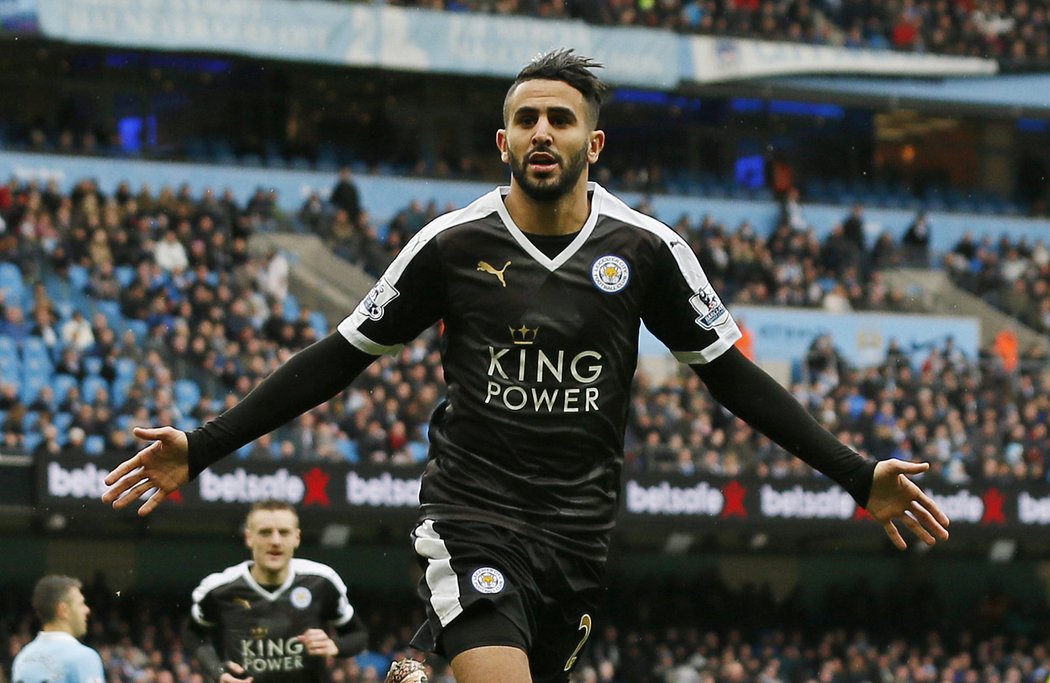 Záložník Leicesteru Ryad Mahréz po vstřelení branky proti Manchesteru City