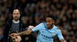 Unikající křídelník Raheem Sterling v duelu s Leicesterem