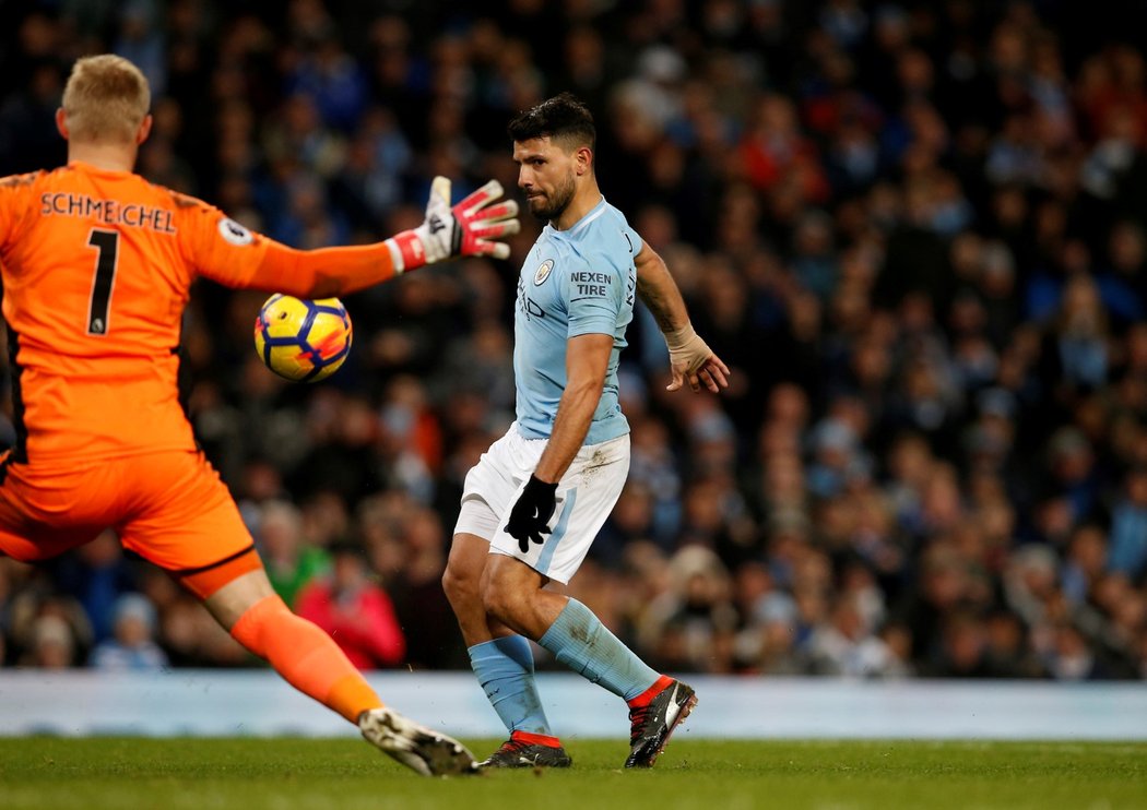 Sergio Agüero střílí svůj třetí gól do sítě Leicesteru