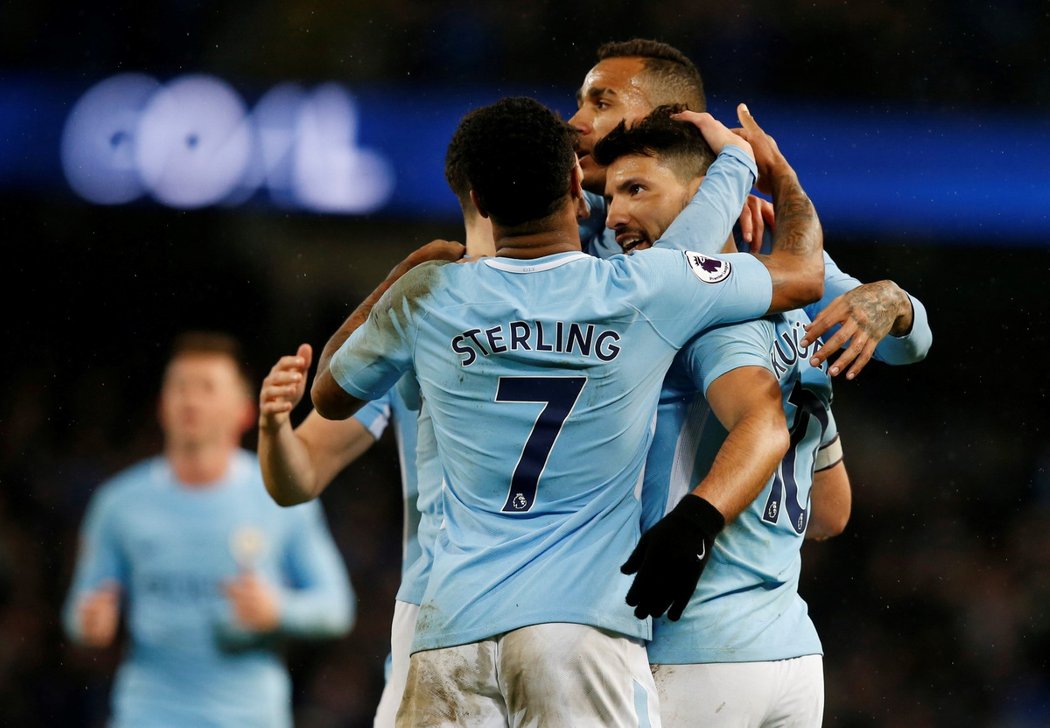 Sergio Agüero slaví se spoluhráči pátý gól do sítě Leicesteru