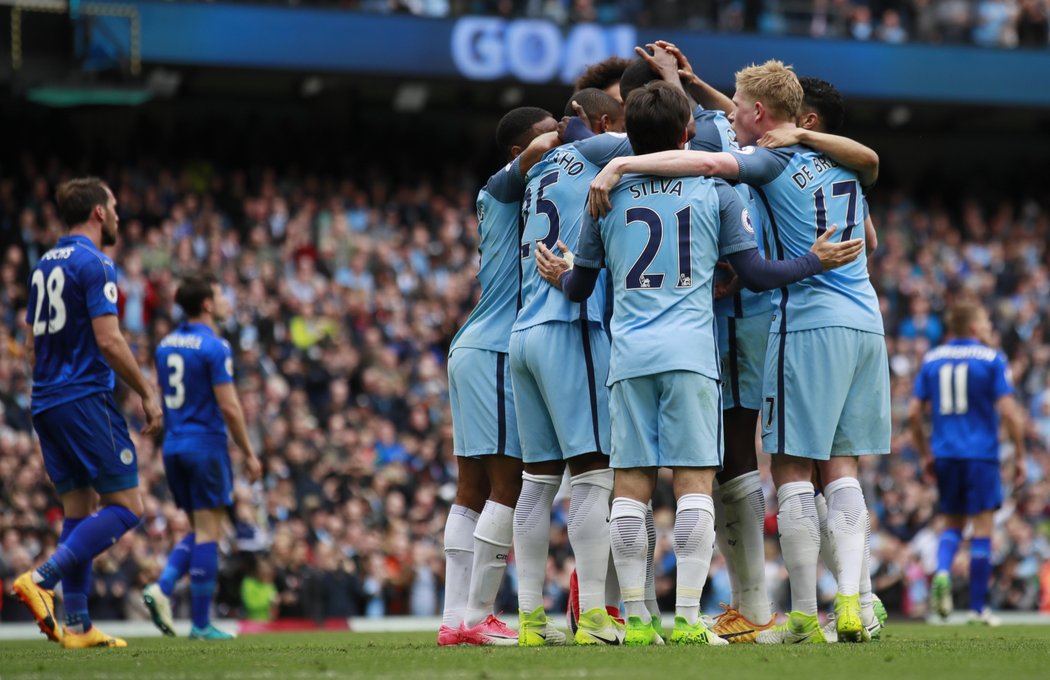 Hráči Manchesteru City se radují z branky v utkání proti Leicesteru
