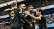 Hráči Leicesteru slaví branku do sítě Manchesteru City