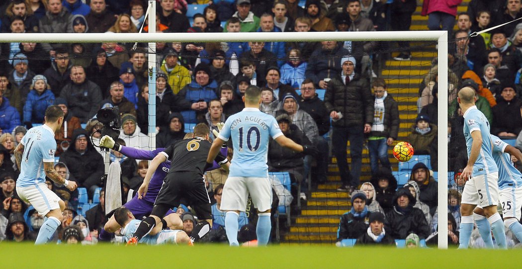 Vedoucí trefa Leicesteru na půdě Manchesteru City, v utkání Premier League se o ni postaral Robert Huth.