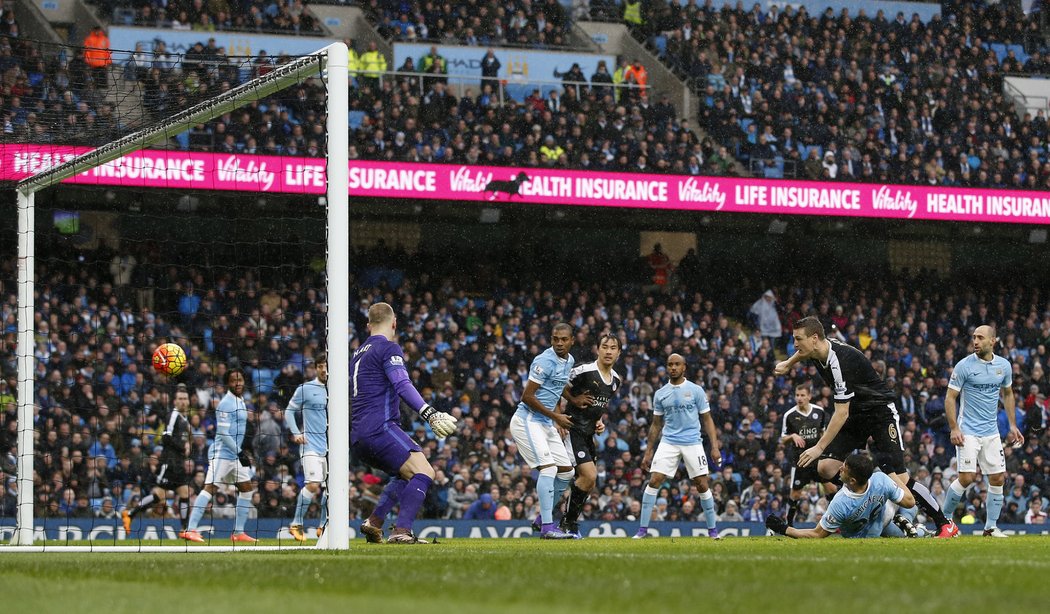 Bitva lídrů anglické Premier League nabídla parádní podívanou. Manchester City doma prohrával v poločase s Leicesterem 0:1 po trefě Roberta Hutha.