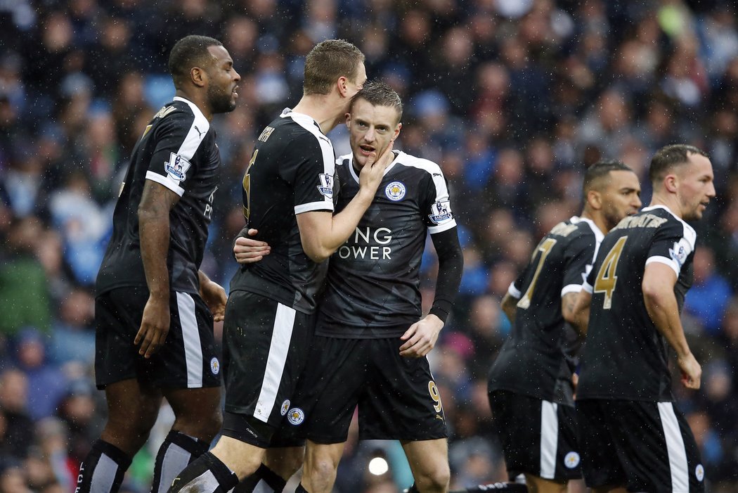 Robert Huth vstřelil vedoucí gól Leicesteru na hřišti Manchesteru City v utkání Premier League.