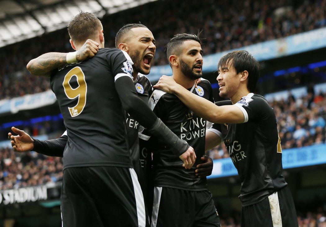 Hráči Leicesteru slaví branku do sítě Manchesteru City