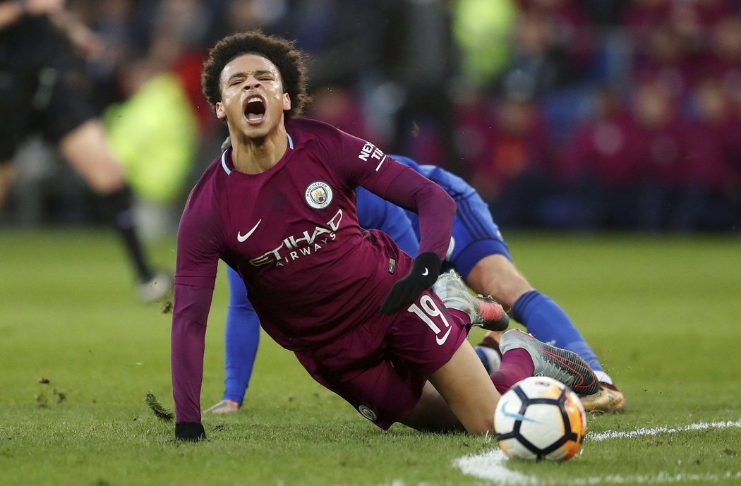 Leroy Sané bude až na měsíc mimo hru po nechutném skluzu Joea Bennetta