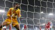 Brankář Liverpoolu Alisson se raduje poté, co Kevin De Bruyne neproměnil penaltu