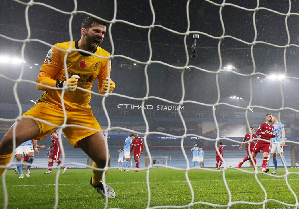 Brankář Liverpoolu Alisson se raduje poté, co Kevin De Bruyne neproměnil penaltu