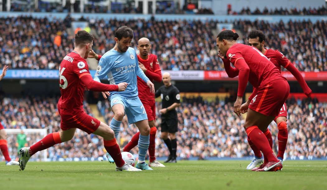 Bernardo Silva obklíčený několika hráči Liverpoolu