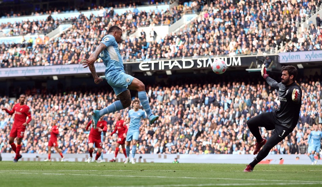 Gabriel Jesus si zaběhl za obranu Liverpoolu a prostřelil Alissona