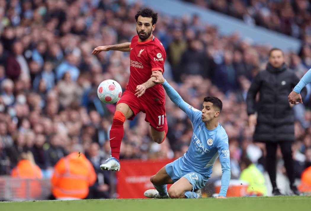 Mohamed Salah uniká po křídle obránci Joao Cancelovi