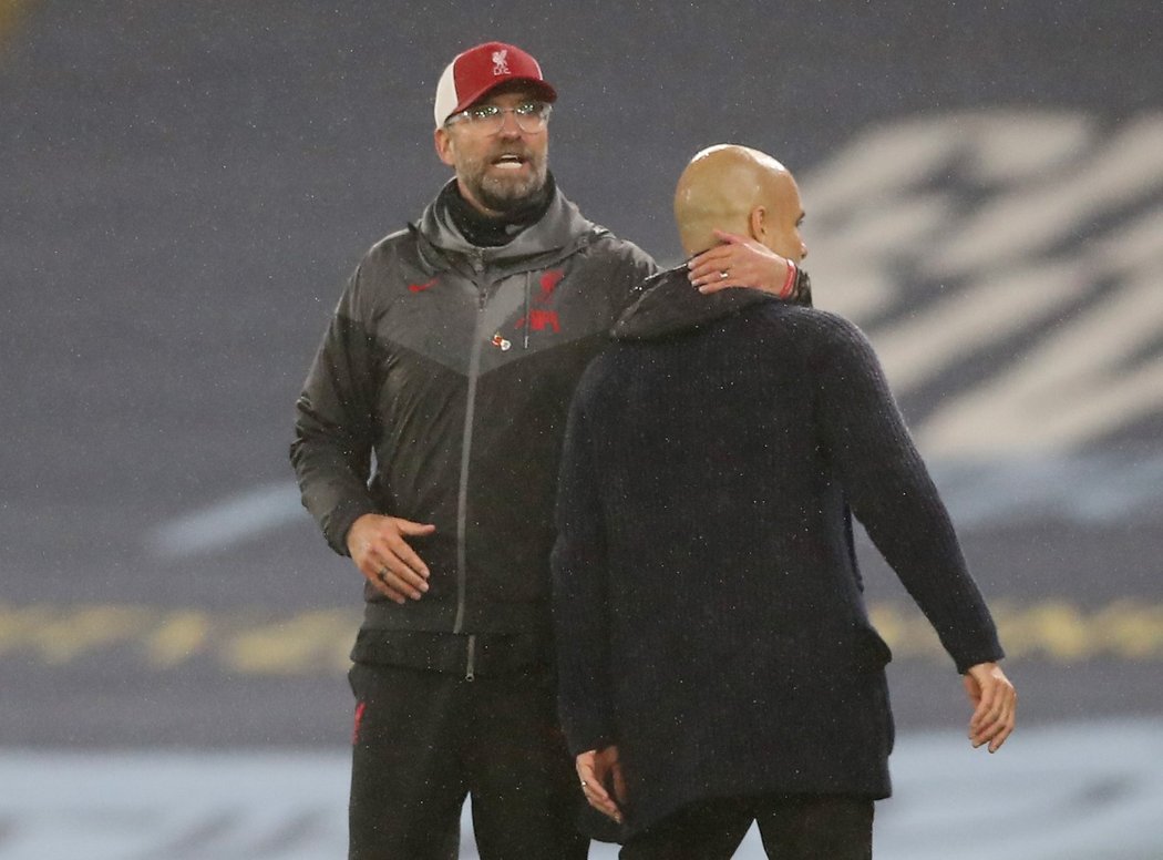 Kouč Liverpoolu Jürgen Klopp se zdraví po zápase s Pepem Guardiolou z Manchesteru City