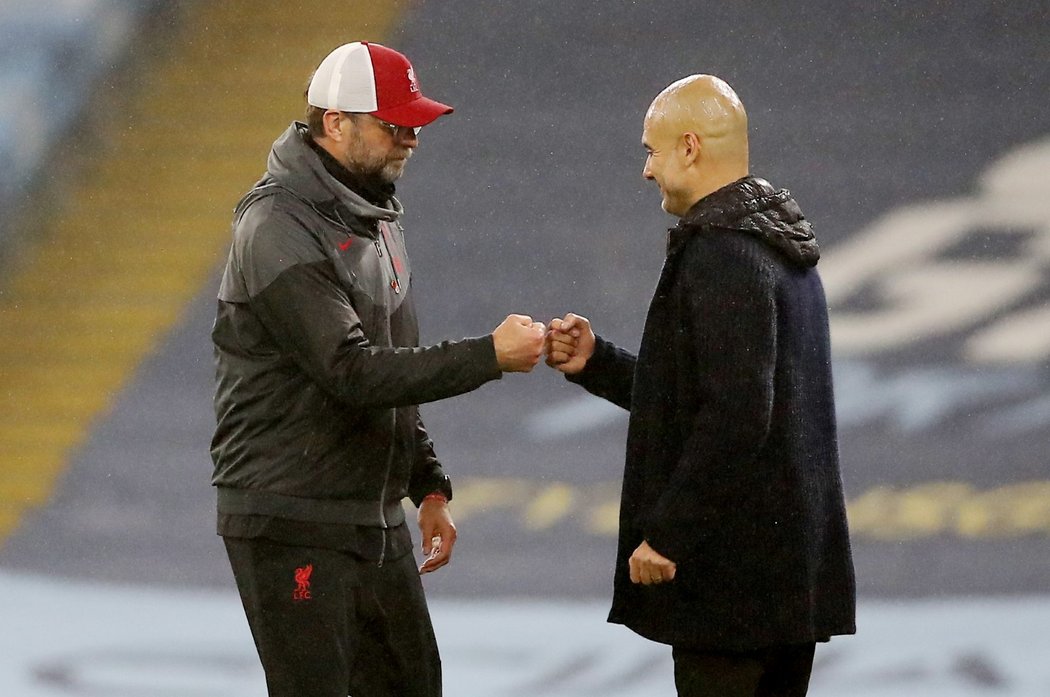 Hygienická pěstička, pak se Jürgen Klopp s Pepem Guardiolou objali...