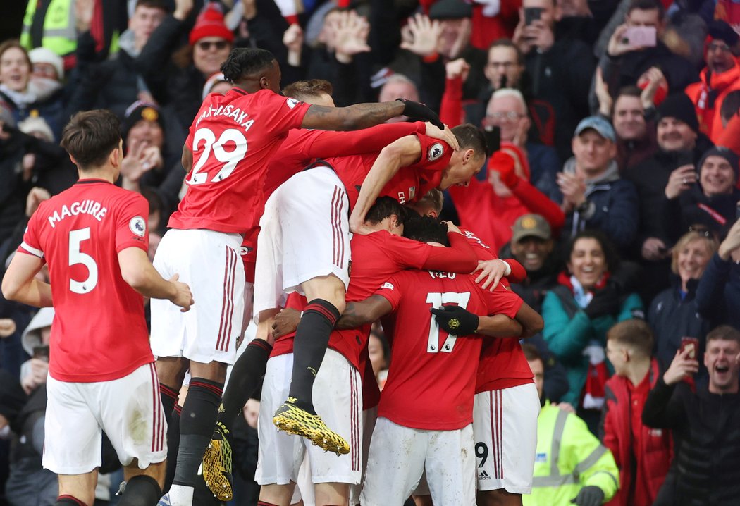 Fotbalisté Manchesteru United se radují z gólu Anthonyho Martiala v derby proti City