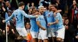 Fotbalisté Manchesteru City se radují z druhé branky v městském derby proti United, kterou vstřelil Sergio Agüero